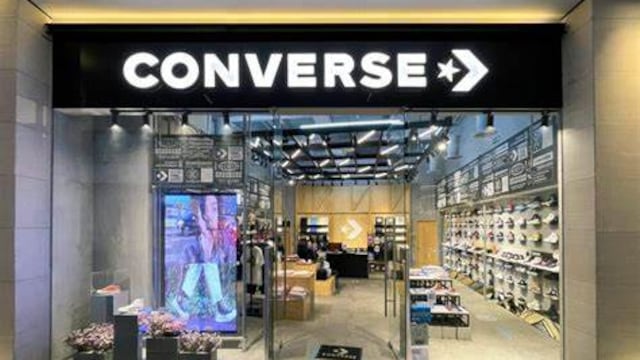 Exhiben a Converse y su anticuada política sobre tatuajes, perforaciones y hasta barba en sus empleados