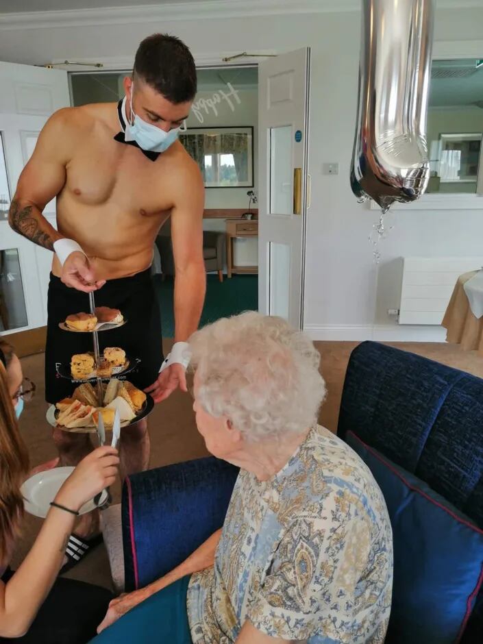 Abuelita festejando sus 106 años con un stripper