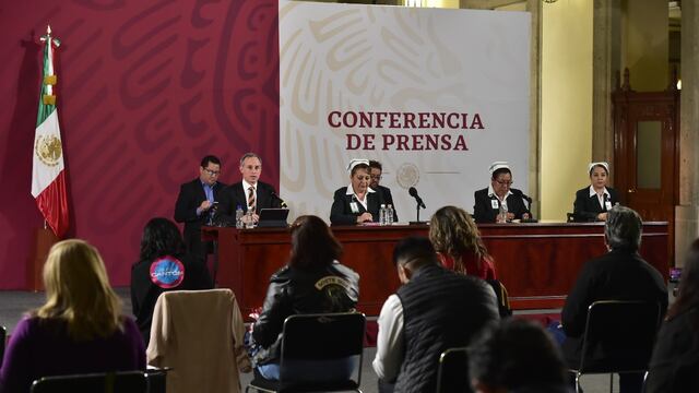 Autoridades del sector salud y enfermeras.