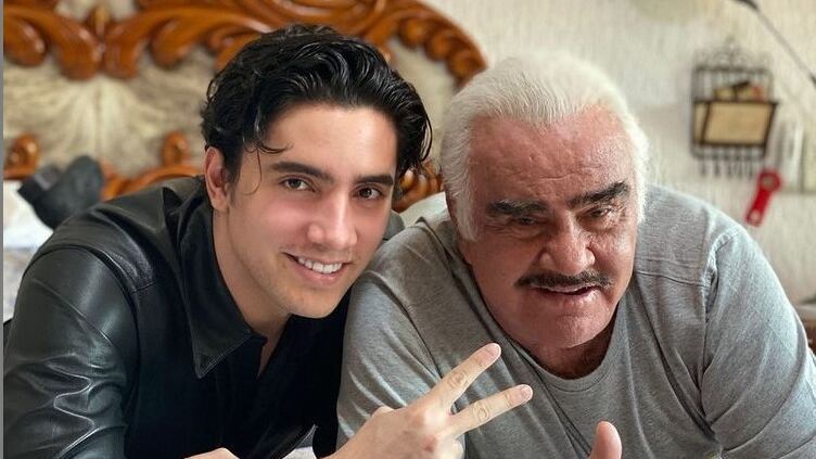 Alex Fernández le dice a su abuelo Vicente Fernández que era “como un padre”