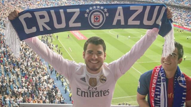 Así posó el hincha cementero.