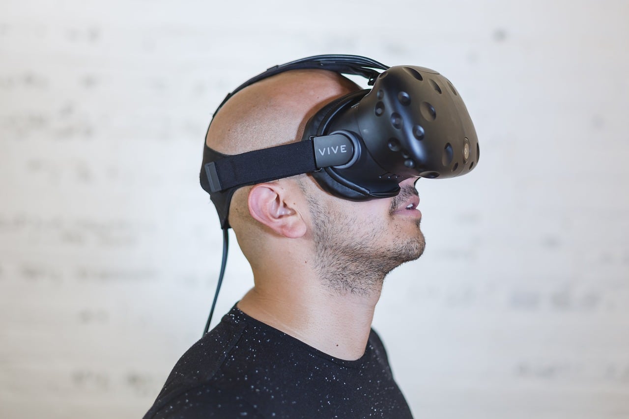 Hombre con gafas de Realidad Virtual
