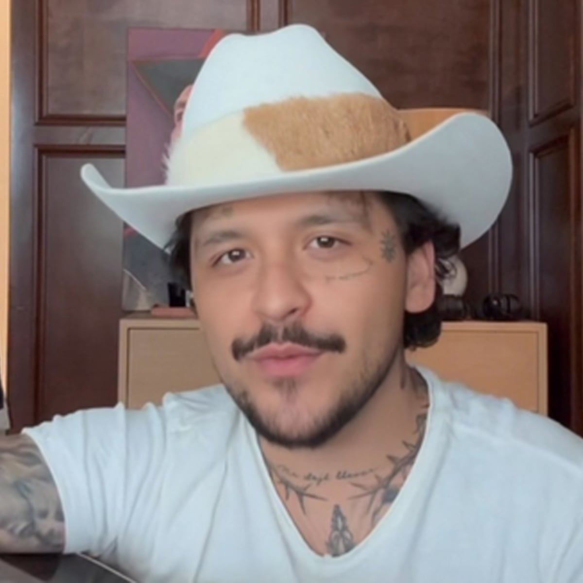 IMPI detecta tres marcas similares que complican el registro de “El Forajido” de Christian Nodal