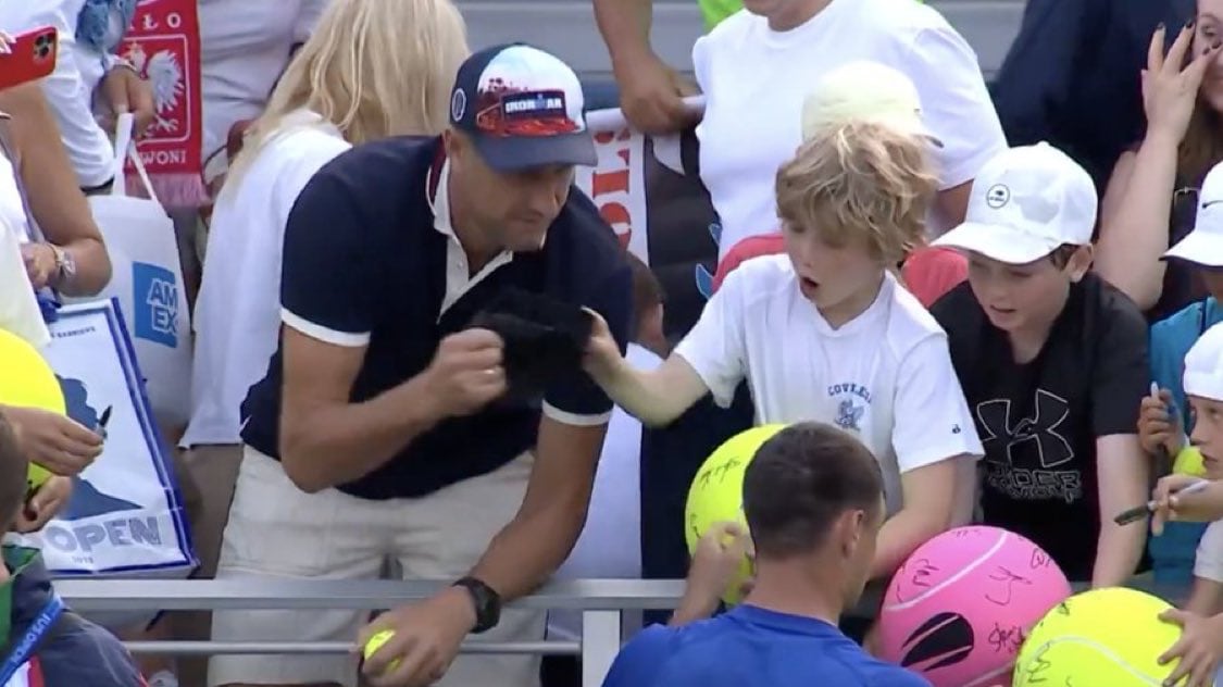 Millonario Piotr Szczerek arrebata gorra de Kamil Majchrzak a un niño en el US Open