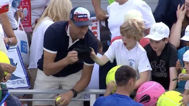 Millonario le arrebata gorra a un niño en el US Open