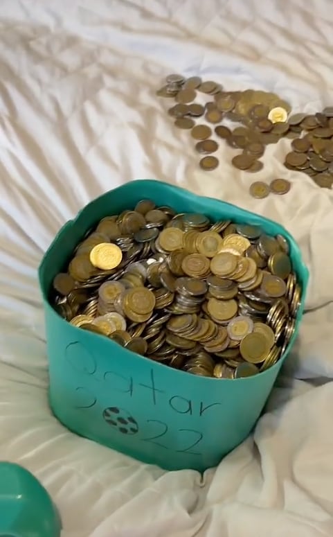 Mexicano ahorra monedas para Qatar 2022