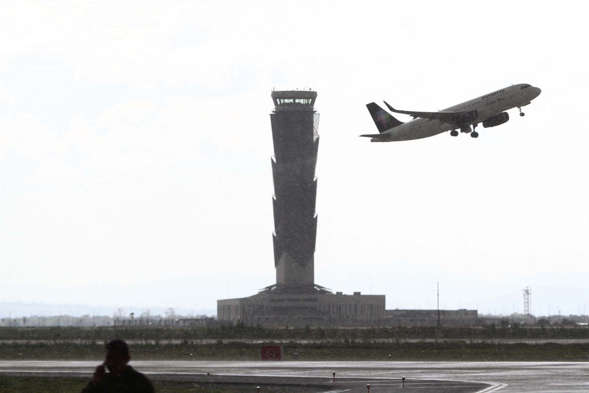 Avión despega del AICM