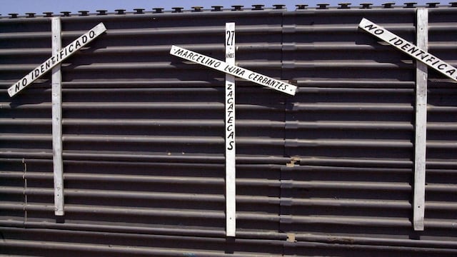 Cruces en la malla que divide a EU de México. Luto de migrantes.