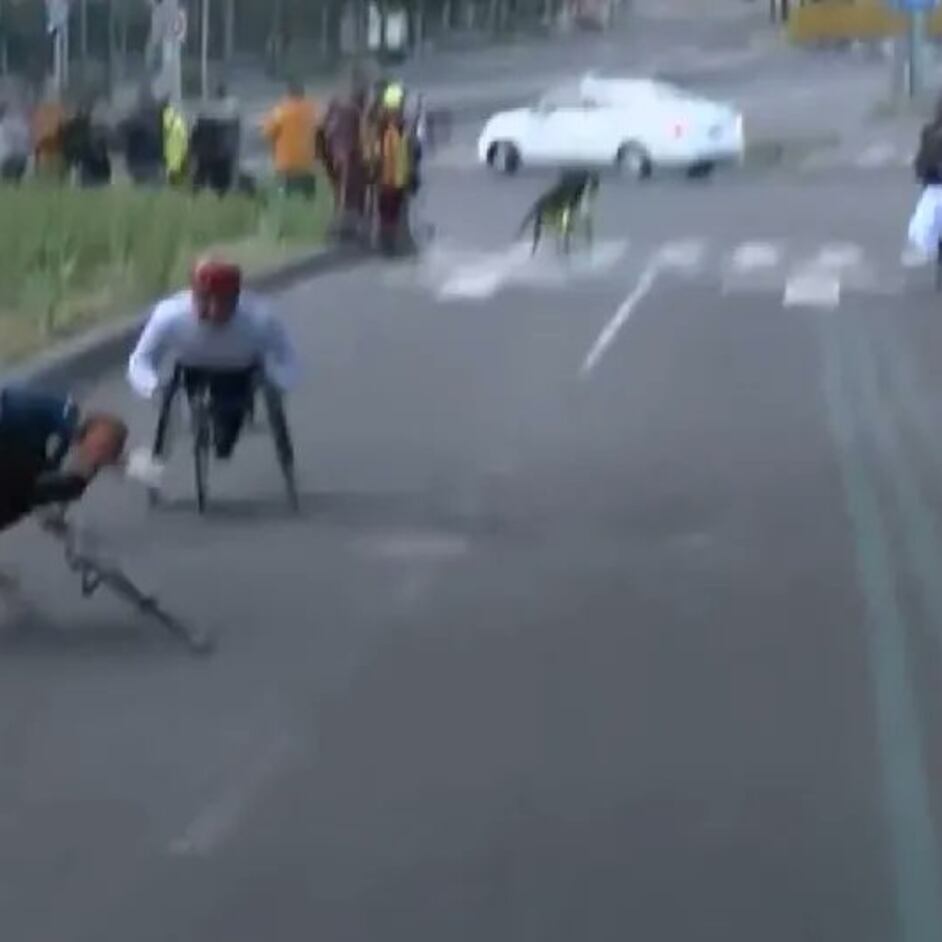 Atletas en silla de ruedas sufren caídas por baches en el Maratón de la CDMX 2025