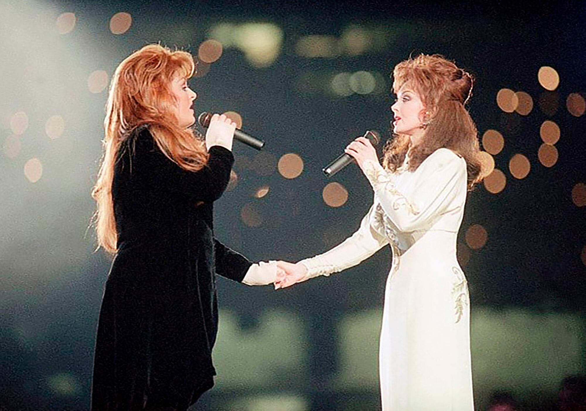 Wynonna Judd y Naomi Judd, The Judds at Super Bowl XXVIII (AP Photo/Eric Draper, File)