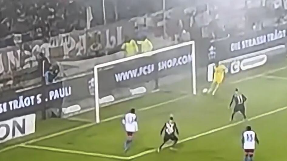 El insólito y ridículo autogol que ya le da la vuelta al mundo; es el más absurdo en años