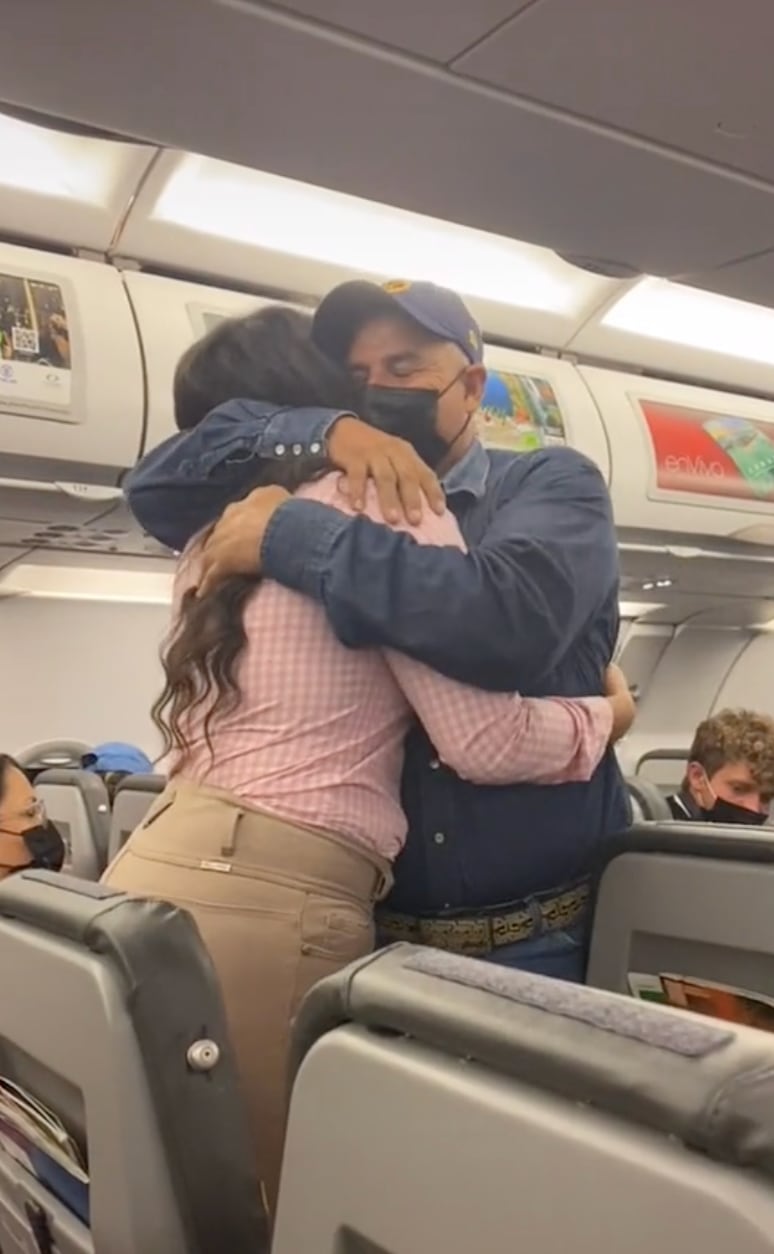 Sorprende a su papá con visita al Estadio Azteca
