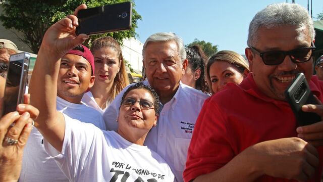 Una simpatizante de Andrés Manuel López Obrador se hace una selfie con el candidato en Zapopan, Jalisco.