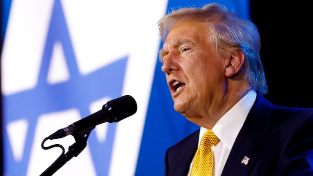 Donald Trump dice que judíos que voten por Kamala Harris deben “examinarse la cabeza”