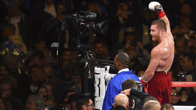 Canelo celebra una victoria en el cuadrilátero.