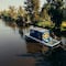 ¿Cuánto cuesta hospedarse en la trajinera de Xochimilco anunciada en Airbnb?