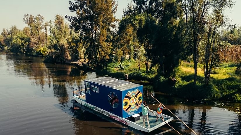 ¿Cuánto cuesta hospedarse en la trajinera de Xochimilco anunciada en Airbnb?