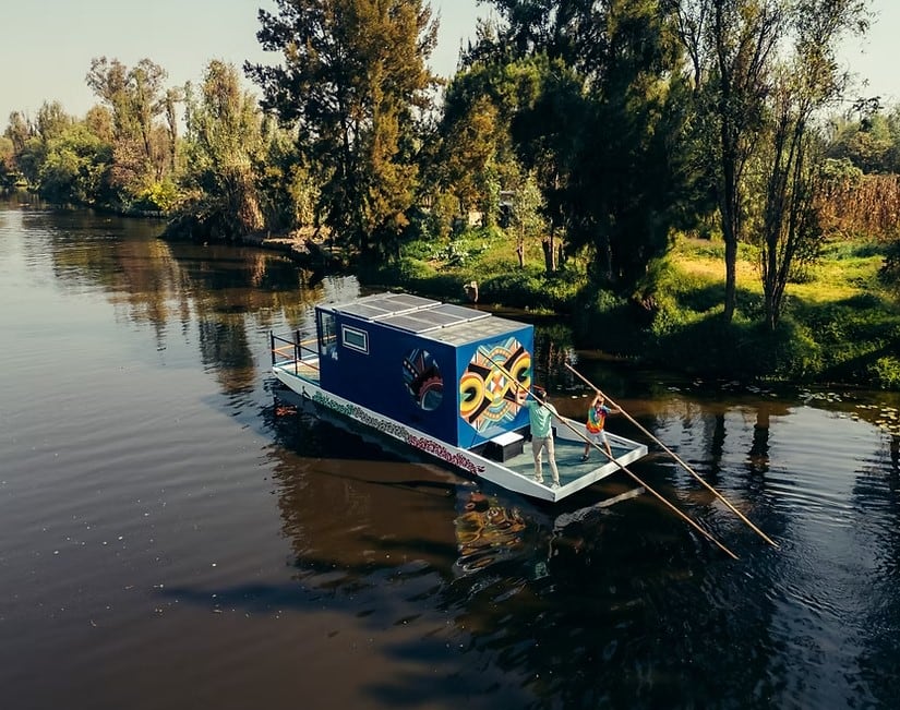 Trajinera con hospedaje en Xochimilco se anunciaba en Airbnb sin permisos