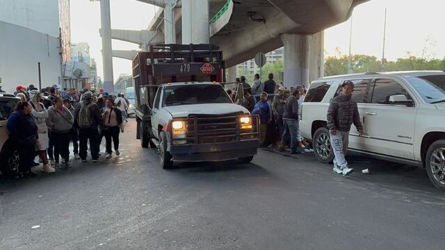 Trabajadores de camiones recolectores de basura arman bloqueo en Periférico Sur