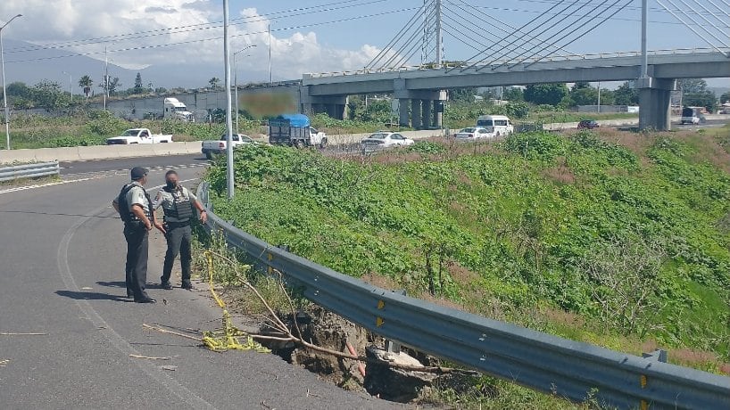 Socavón en la carretera de Puebla–Huajuapan de León
