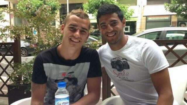 Griezmann junto a Vela.