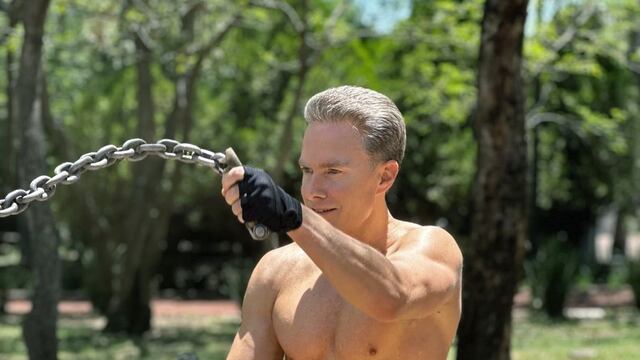 Manuel Velasco presumió su abdomen de acero