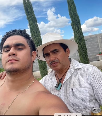 su papá es a la vez el secuestrador de su mamá
