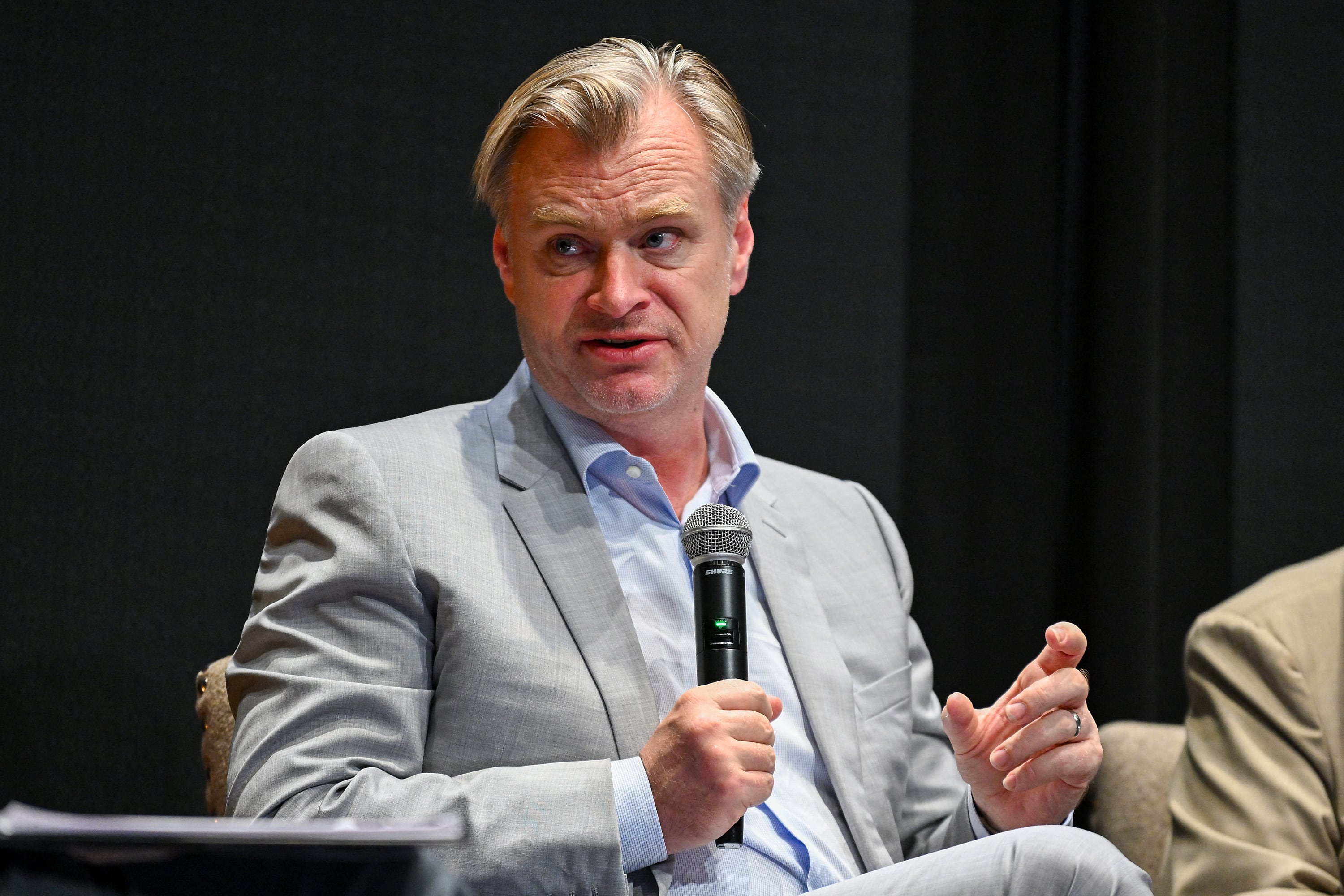 Christopher Nolan, director de Oppenheimer, se vuelve destinatario de carta de sobrevivientes de bombas atómicas de Hiroshima y Nagasaki