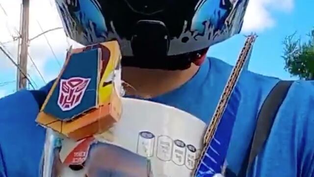 Perrito con casco de 'Optimus Prime'