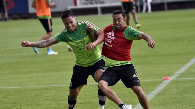 Carlos Salcedo (izq) y Marco Fabián en un entrenamiento de la Selección Mexicana. Ambos jugadores jugarán en el Eintracht Frankfurt a partir de la siguiente temporada.