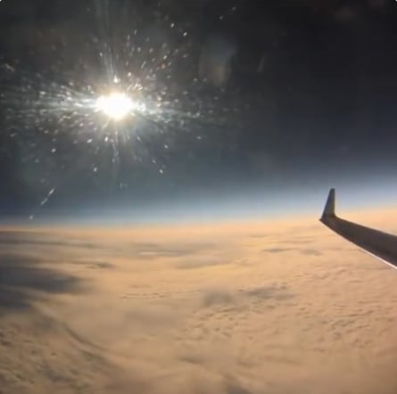 Eclipse solar grabado desde un avión
