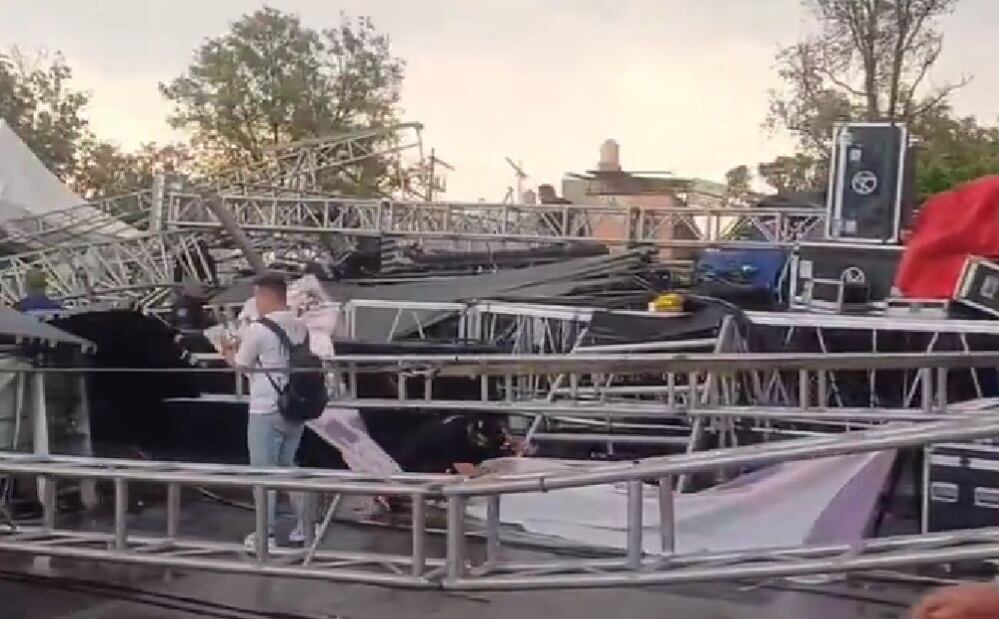 caída del escenario en la explanada de la alcaldía Gustavo A. Madero