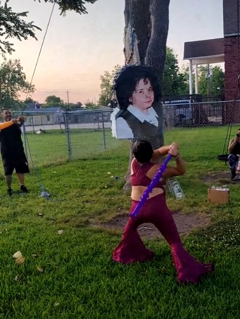 Niña disfrazada de Selena Quintanilla rompe piñata de Yolanda Saldívar