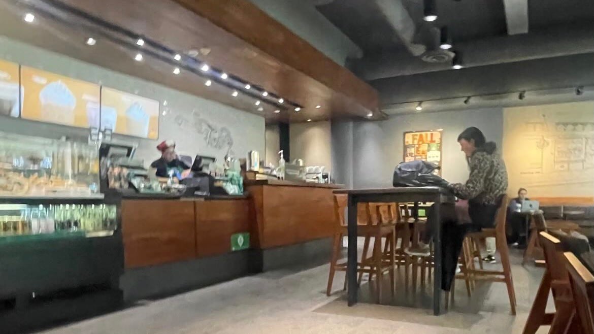 “Esto es México”: exhiben a estadounidense confrontando a barista de Starbucks por su diadema