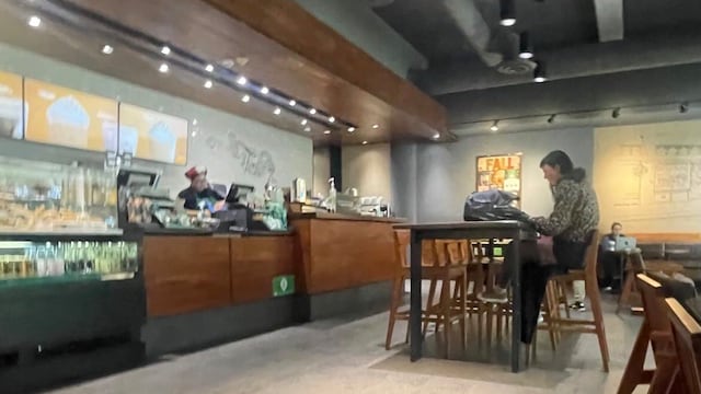 “Esto es México”: exhiben a estadounidense confrontando a barista de Starbucks por su diadema