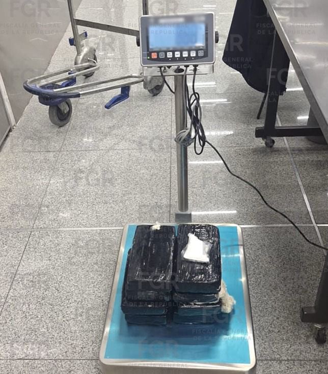 FGR informa que hombre que intentó introducir drogas en su silla de ruedas en el AICM fue vinculado a proceso.