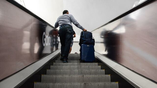 Un señor con equipaje de mano