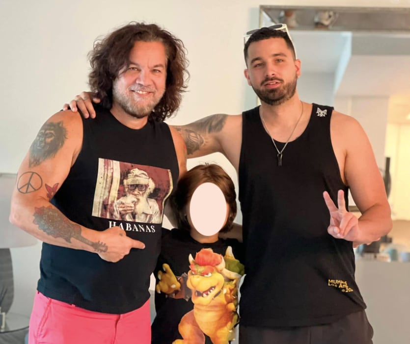 Osamu Menéndez junto a sus hijos