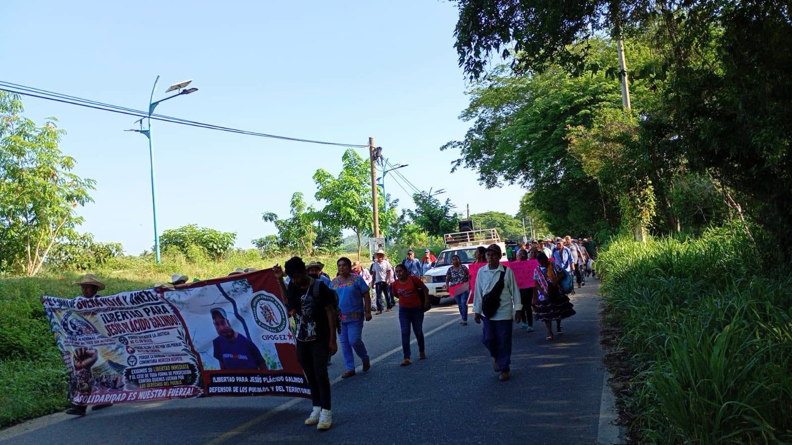 Bloquean Acapulco-Pinotepa Nacional exigiendo la liberación de Jesús Plácido Galindo.