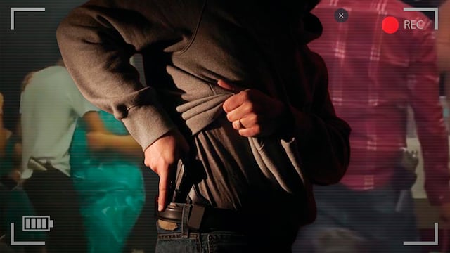 Papás con pistola en la graduación de una escuela en Durango