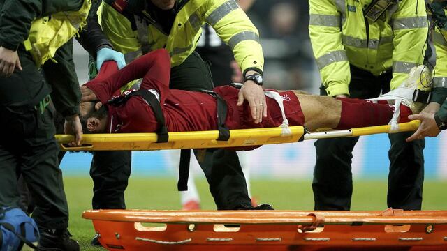 Salah abandonó el campo de juego en camilla