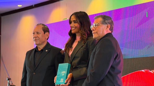 Ale Rojo de la Vega reconoce a la Sociedad Bíblica en su 60 aniversario.