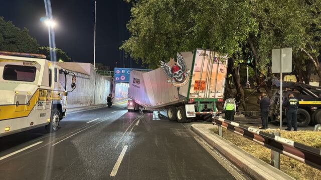 Tráiler se atora en Viaducto y Calzada de Tlalpan