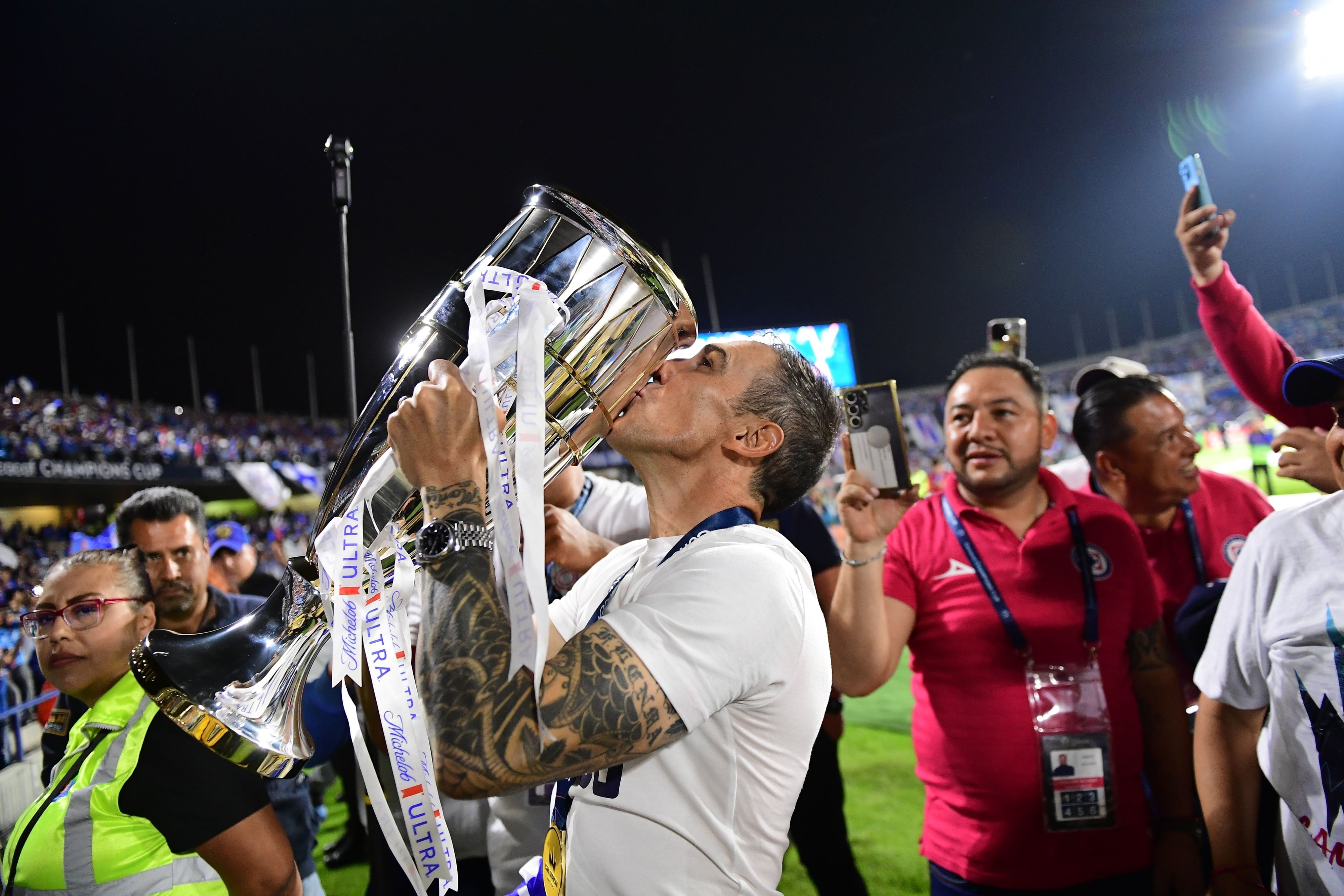Vicente Sánchez tras ser campeón de Concachampions con Cruz Azul.