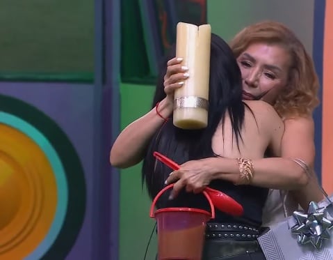 Mamá de Karime Pindter con el cirio.