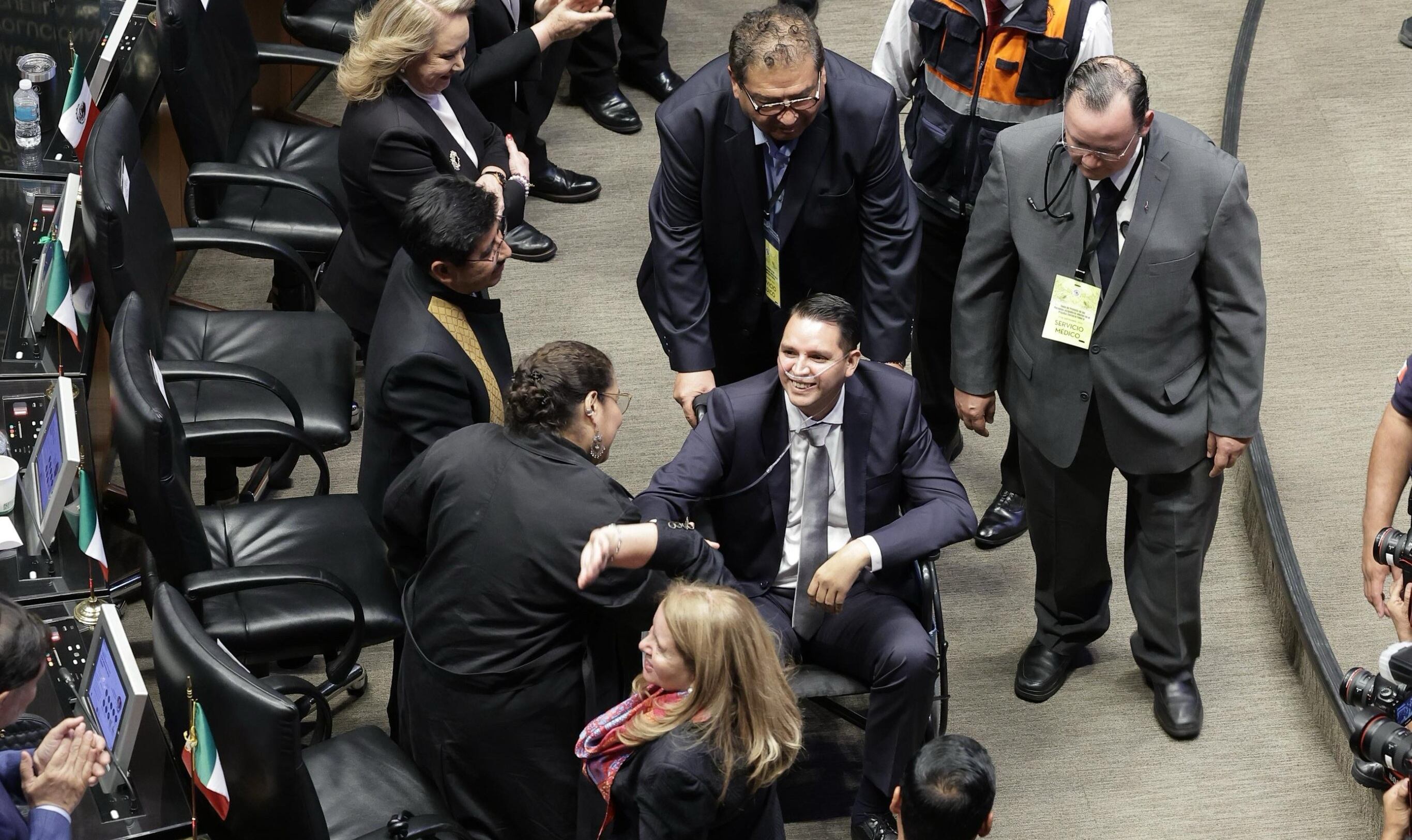 Arístides Guerrero asistió en silla de ruedas y con oxígeno a la toma de protesta de la SCJN