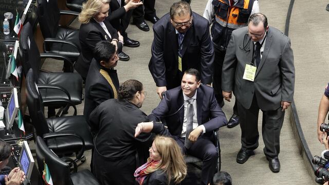 Arístides Guerrero asistió en silla de ruedas y con oxígeno a la toma de protesta de la SCJN