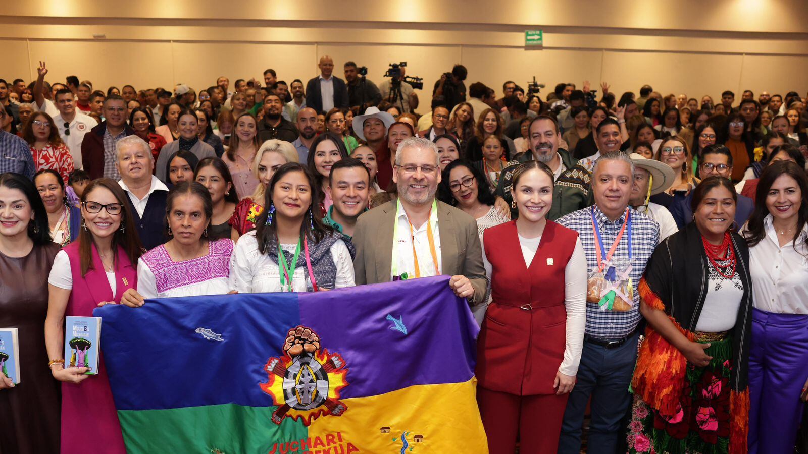 Celeste Ascencio presenta libro “Mujeres Michoacán” de la mano de Alfredo Ramírez