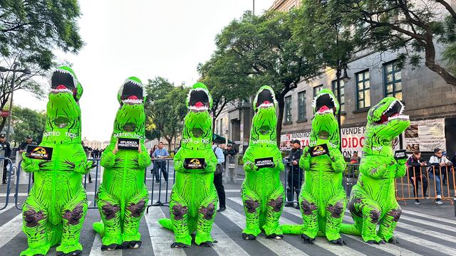 Protestan dinosaurios en SCJN contra el Plan B de la reforma electoral