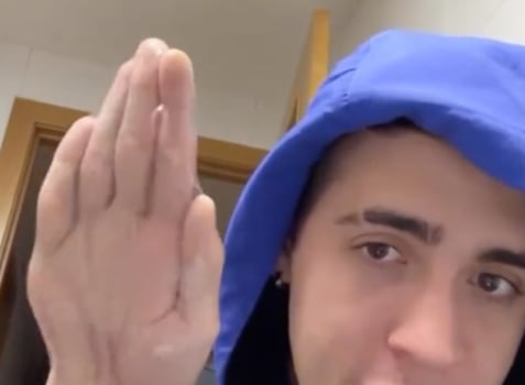 Se pone un condón en la cabeza